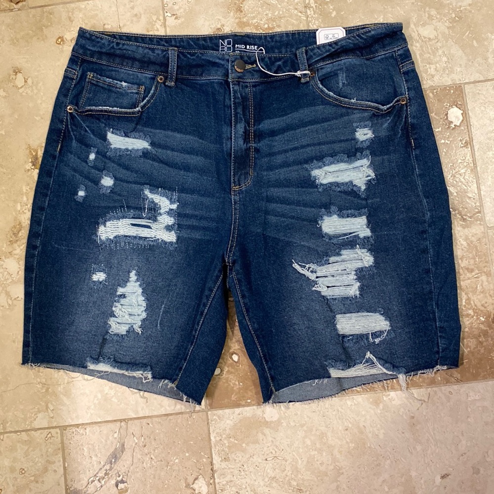 NO BO RIPPED SHORTS